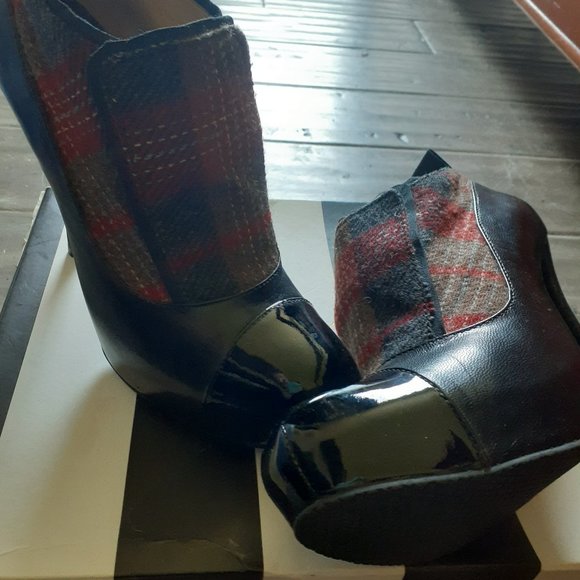 L.A.M.B Essex Platform Heels with original box! - Picture 2 of 5